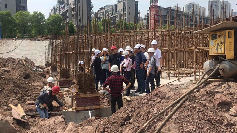 审计实施：审计人员对工程结算进行审查，重点关注以下几个方面：